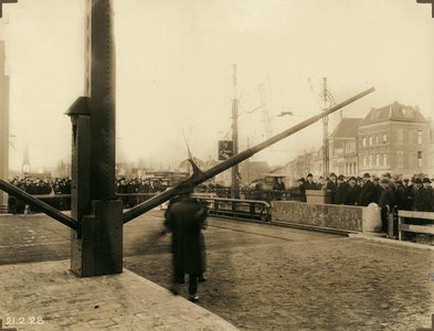 40661 Afbeelding van de verbrede Catharijnebrug over de Stadsbuitengracht te Utrecht met genodigden tijdens de ...